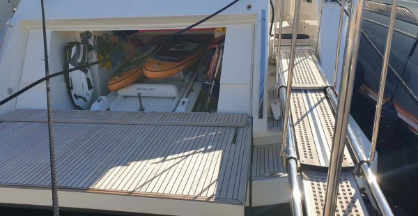 Ferretti 850