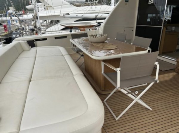 Ferretti 800