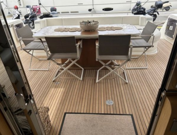 Ferretti 800