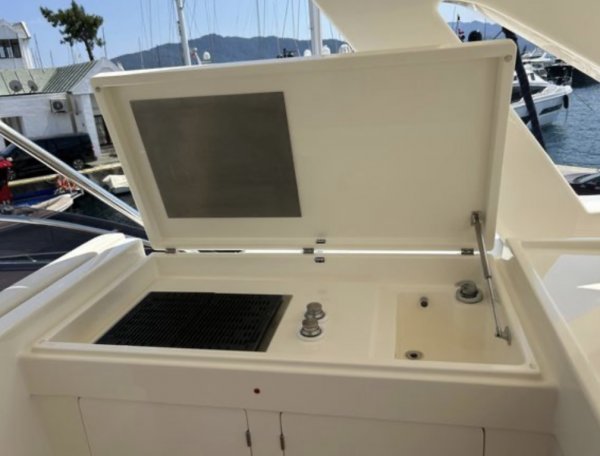 Ferretti 800